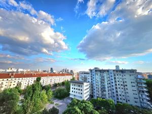 Nespecifikovaný výhled na destinaci Bratislava nebo výhled na město při pohledu z apartmánu