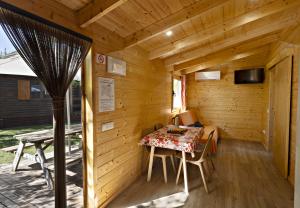 Televízia a/alebo spoločenská miestnosť v ubytovaní Bungalows - Càmping El Solsonès