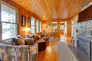 Χώρος καθιστικού στο Cozy Lakefront Cabin with Indoor Gas Fireplace!