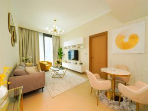 a living room with a couch and a table at Luxury Cozy Minimalist 1BR Haven Connected to Dubai Mall in Sabkhah