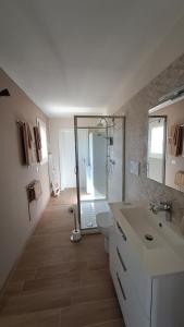 ein Badezimmer mit Dusche, Waschbecken und Toilette in der Unterkunft CasaAmena in Nardò