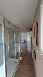 ein großes Badezimmer mit Dusche und Badewanne in der Unterkunft CasaAmena in Nardò