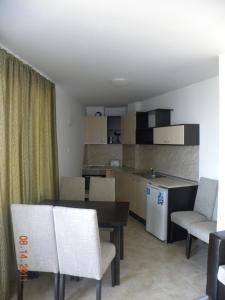 Afbeelding uit fotogalerij van ApartComplex New Tawn in Obzor