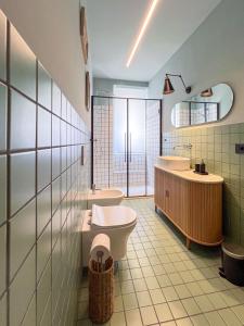 a bathroom with two sinks and a tub and two toilets at CaseNuoveSette in San Benedetto del Tronto +23 photos
