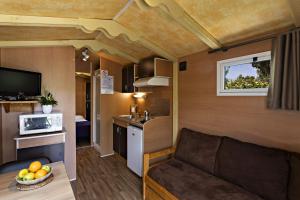 Kuchyňa alebo kuchynka v ubytovaní Bungalows - Càmping El Solsonès