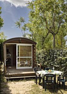 Vonkajšia záhrada v ubytovaní Bungalows - Càmping El Solsonès