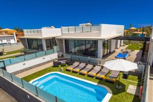 Bazén v ubytování Villa Alana by Villa Plus nebo v jeho okolí