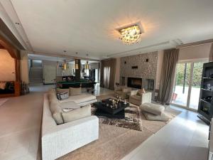 una gran sala de estar con sofás y mesa de billar. en Bouskoura park, en Bouskoura