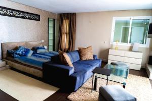 sala de estar con sofá y sofá azul en Bouskoura park, en Bouskoura
