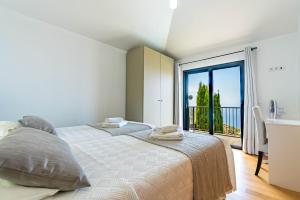 Postel nebo postele na pokoji v ubytování Villa da Bisa with heated swiming pool + 58 fotografií