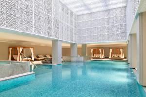 une piscine dans un hôtel avec plafond dans l'établissement Hotel Indigo Jabal Akhdar Resort & Spa by IHG, à Al ‘Aqar