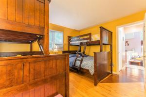 a bedroom with two bunk beds in a room at Switch to hosting Peaceful Lakefront Stay, HotTub, Fireplace, Kayaks in East Stroudsburg