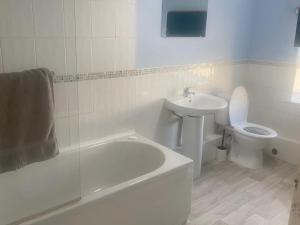 un bagno con vasca, lavandino e WC di Town centre flat near harbour attractions and restaurants a Maryport