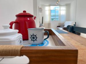 Příslušenství pro přípravu čaje a kávy v ubytování Delicinha, a 300m da Praia do Forte