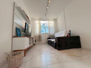 TV a/nebo společenská místnost v ubytování Delicinha, a 300m da Praia do Forte + 15 fotografií