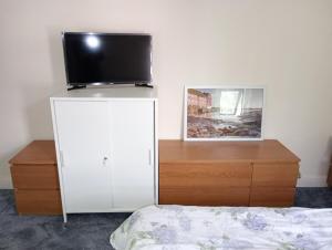 a bedroom with a tv on top of a dresser at Casa de Karl in Attercliffe