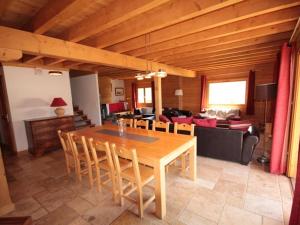 Posezení v ubytování Superbe chalet 12 pers, proche pistes, sauna, animaux, parking - FR-1-293-55