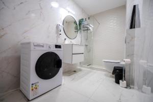 Et badeværelse på The Urbanist - Contemporary Premium Studio by Blvd 38B5