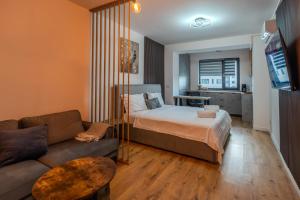 En eller flere senge i et værelse på The Urbanist - Contemporary Premium Studio by Blvd 38B5