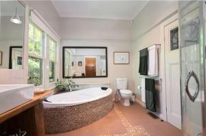 bagno con ampia vasca e servizi igienici di River Song a Warburton Altre 16 foto