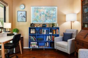 una libreria blu con una scrivania e una sedia di Pelican Woods a Winnsboro