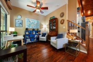 soggiorno con ventilatore a soffitto e soggiorno di Pelican Woods a Winnsboro