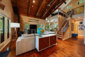 un soggiorno con un divano e una scala di Pelican Woods a Winnsboro