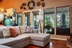 un soggiorno con divano e alcune finestre di Pelican Woods a Winnsboro