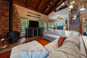 un soggiorno con divano e camino di Pelican Woods a Winnsboro Altre 29 foto