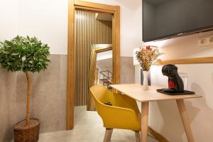 Sercotel El Balcón de la Bahía Suites的电视和/或娱乐中心