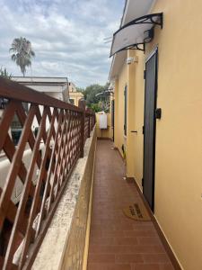 - un balcon avec une passerelle à côté d'un bâtiment dans l'établissement Porto Segreto, à Fiumicino 3 autres photos