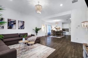 Χώρος καθιστικού στο Hot Tub Getaway Game Room Office Yard Bbq Wifi +47 φωτογραφίες