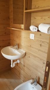 a bathroom with a sink and a toilet at Village Glamping Biscione in Petrosino