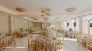 una sala banchetti con tavoli e sedie bianchi e un cercapersone di Majestic Mirage Costa Mujeres, All Suite Resort - All Inclusive a Cancún Altre 28 foto