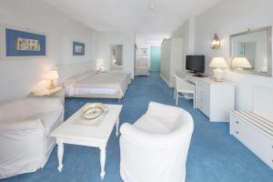 Televiisor ja/või meelelahutuskeskus majutusasutuses Hotel Numana Palace