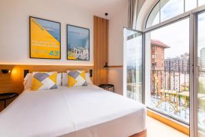 Sercotel El Balcón de la Bahía Suites客房内的一张或多张床位