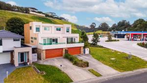 una casa en una colina al lado de una calle en Blue Waters, en Lakes Entrance