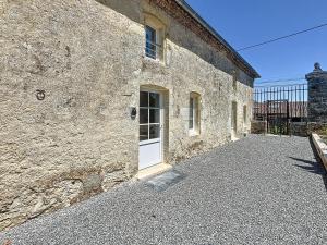ein Steingebäude mit einer weißen Tür darauf in der Unterkunft Hortensia - 2 chambres - Charme et Calme au cœur du Blayais in Anglade