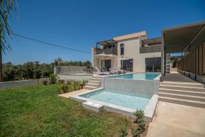 una casa con piscina nel cortile posteriore di Villa Zen Aphrodite by PosarelliVillas a Asprouliánoi