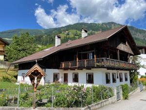 een groot houten huis met een balkon erop bij Landhaus Schneider in Vallarga