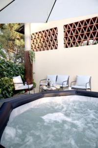 una piscina en el patio trasero de una casa en Tognazzi Casa Vacanze - Appartamento Rebecca, en San Gimignano