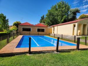 The swimming pool at or close to Apartamentos Fuentevieja