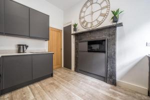 Η κουζίνα ή μικρή κουζίνα στο Luxury Stay, Steps to Cafes, Pubs & Trails Dogs OK