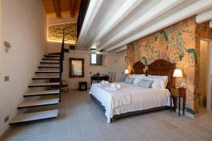 莫迪卡ISULATRAVEL - Villa Torre Molino with HEATED POOL的一间带大床和楼梯的卧室