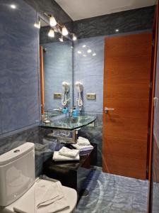 Un baño de New Point Madrid Apartments 105 fotos más