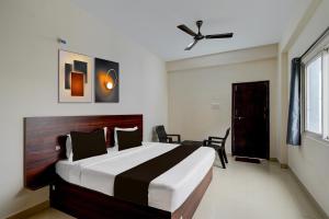 une chambre avec un lit et un ventilateur de plafond dans l'établissement Hotel O Shabari Heights Luxury Abode AC Rooms SR Nagar Metro Station, à Hyderabad