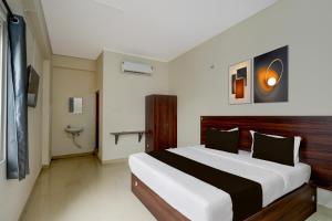 une chambre avec un grand lit dans une pièce dans l'établissement Hotel O Shabari Heights Luxury Abode AC Rooms SR Nagar Metro Station, à Hyderabad