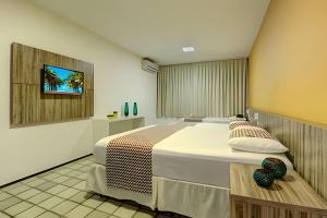 ein Schlafzimmer mit einem großen Bett in einem Zimmer in der Unterkunft Mansão14Suítes-55Pessoas-BEACH PARK - HOUSINGCEARÁ in Aquiraz