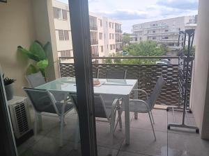 a balcony with a table and chairs on a balcony at MIRANEO in Miramas