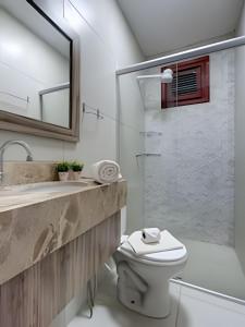 ein Badezimmer mit Waschbecken, Toilette und Dusche in der Unterkunft Mansão Luxo 32 Pessoas-BeachPARK - BY HousingCeara in Aquiraz